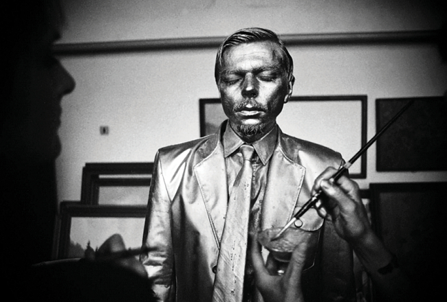 Miervaldis Polis performancē Bronzas cilvēks 1987. gadā, to fotodokumentēja Atis Ieviņš