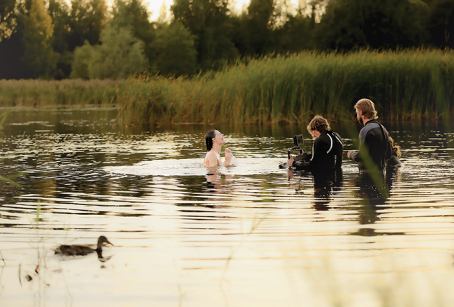 Aktrise Ieva Segliņa kādas ainas uzņemšanā. Publicitātes foto