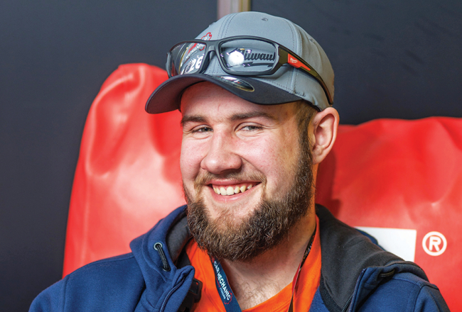 Jauno mehāniķu konkursa uzvarētājam Andrim Lagzdiņam risināt uzdevumus palīdzēja praktiskās iemaņas, ko guvis vecāku saimniecībā. Foto — Inter Cars Latvija