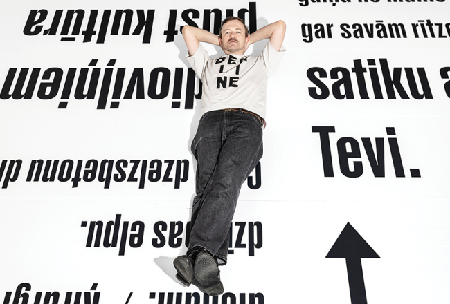 Izstādes līdzveidotājs dzejnieks Kārlis Vērdiņš: «Par flanēriem skatītāji kļūst arī izstādē. Piemēram, lai lasītu dzeju, ir jāstaigā, jo dzejoļi atrodas uz grīdas.»