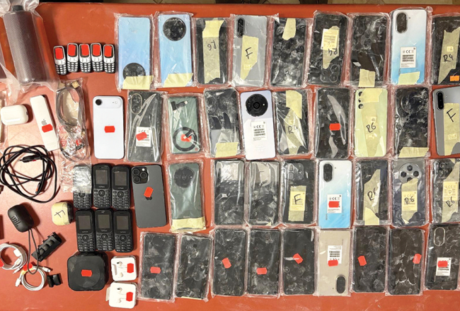 Pirms mēneša Rīgas Centrālcietumā konfiscētie telefoni, kurus tur mēģināja piegādāt caur cietuma veikalu. Foto — Ieslodzījuma vietu pārvalde