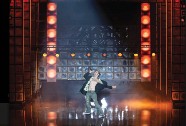 Aktieris Valts Skuja precīzi atveido Mārtiņa Freimaņa manierismus, bet neiekrīt popielas stila kopijas lamatās. Foto — Aigars Hibneris