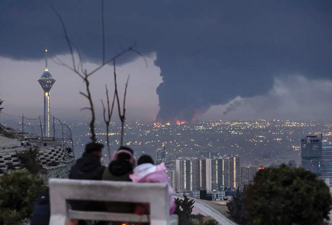 Dūmu klātā Teherāna 8. martā.
