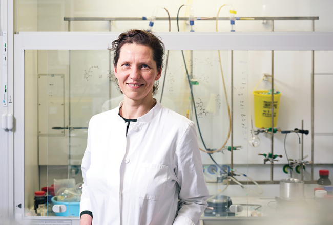 Organiskās sintēzes institūta vadošā pētniece Ilga Mutule: «Ja ir vēlme radīt medikamentu, tad ir jāmeklē kaut kas oriģināls, jo tam ir jābūt savienojumam, kuru varētu patentēt.»