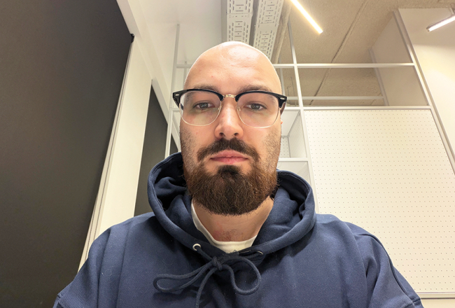 «Mājaslapā parādās tās dienas zemākā degvielas cena katrā konkrētā uzņēmumā. Taču tās atšķiras arī starp viena uzņēmuma stacijām, tāpēc jāpievērš uzmanība, kurā adresē šis piedāvājums ir spēkā,» saka mājaslapas Kurliet.lv izveidotājs Antons Doroščonoks.