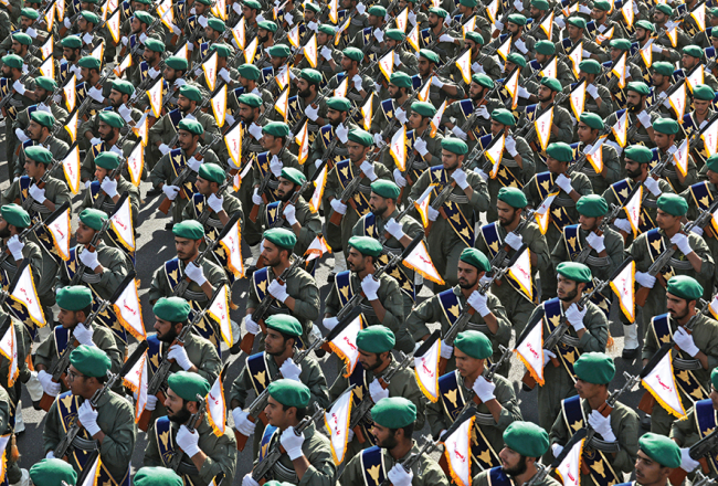 Irānas Revolucionārās gvardes kadeti parādē Teherānā 2022. gadā.