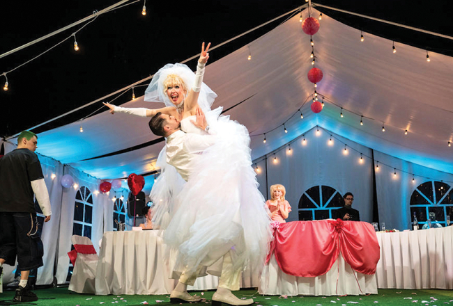 Bolderājas kāzu svinības ir žilbinošas. Jaunais pāris — Ivana Streļcova Ņikita un Elīnas Bartkevičas Anastasija — savu kāzu deju nodisko Melanholiskā valša elektroniskā variantā.