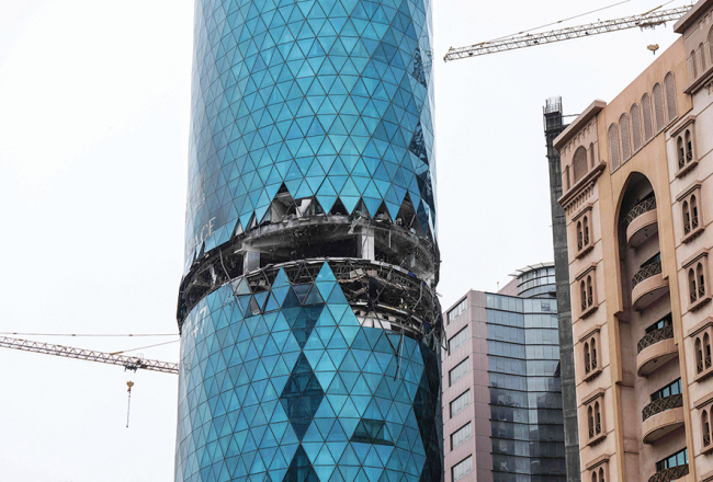 Irāņu drona radītie postījumi Bahreinas galvaspilsētā Manāmā 10. martā.