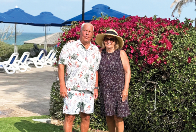 «Mana sieva ir ukrainiete. Mums ir daudz radu gan Krimā, gan Rietumukrainā. Daudzi šobrīd ir frontē. Tas, kas notiek šeit, nav salīdzināms ar to, kas ir Ukrainā. Tāpēc visu uztveru mierīgi,» saka uzņēmējs Āris Ozoliņš, kurš kopā ar sievu Taisu turpina atpūsties Dubaijā.