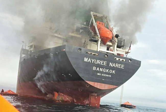 Ugunsgrēks uz Taizemē reģistrētā kravas kuģa 11. martā, kad tam trāpīja irāņu drons aptuveni 11 jūras jūdzes (20 km) no Omānas krastiem. Omānas krasta apsardze evakuēja 20 apkalpes locekļus, bet trīs pazuduši bez vēsts. Todien tika reģistrēti seši uzbrukumi jūrā, tajā skaitā ar sprāgstvielām bruņotas ātrlaivas taranēja divus tankkuģus.