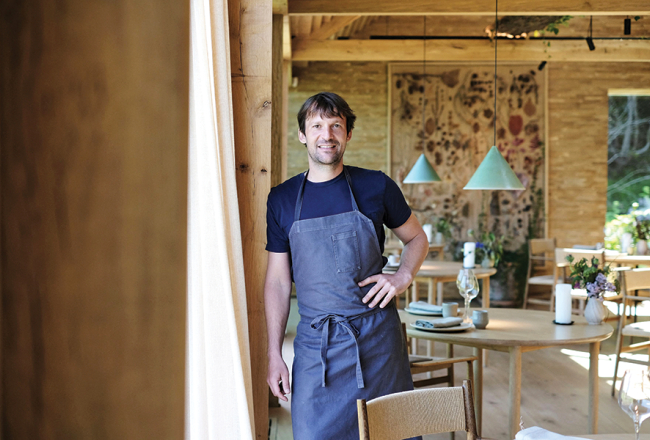 Renē Redzepi savā Kopenhāgenas restorānā Noma 2021. gadā neilgi pēc tam, kad prestižais kulinārijas industrijas izdevums Restaurant savā ikgadējā atlasē to bija nosaucis par labāko restorānu pasaulē.