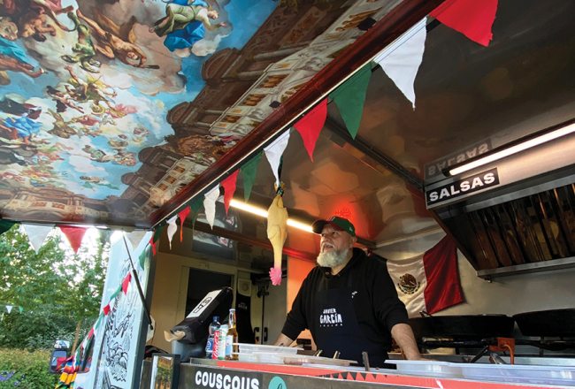 Havjera Garsijas furgona sānu durvis, kas atverot pārtop par nojumi virs letes, no iekšpuses apgleznojusi meita Dārta, kura studē Mākslas akadēmijā