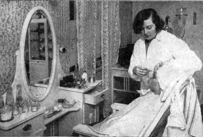 Elza Pērkone 1930. gadā savā kosmētikas salonā Skolas ielā 15. Viņas piedāvājums izcēlies ar «eleganci un māksliniecisku noskaņojumu»