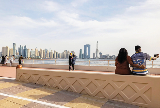 Dubaijas panorāma. Kopš kara sākuma uz pilsētu raidīts vairāk nekā 2000 raķešu un dronu.