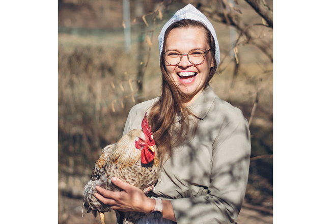 «Tas ir tik forši, ka cilvēkiem vajag to darīt. Kāpēc gan neturēt vistas?» uzskata Marta Bišofa-Rubene. Viņa gan piekodina, ka katrs putns un vistu māja ir jāreģistrē Lauksaimniecības datu centrā, taču tas esot pavisam vienkārši. Foto — Ineta Kluša-Orlovska