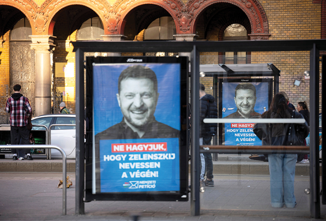 Viktora Orbāna vadītās partijas pasūtītie plakāti Budapeštas ielās — «Nepieļausim, ka Zelenskis smejas pēdējais!» un «Mūsu ziņa Briselei: Mēs nemaksāsim!»