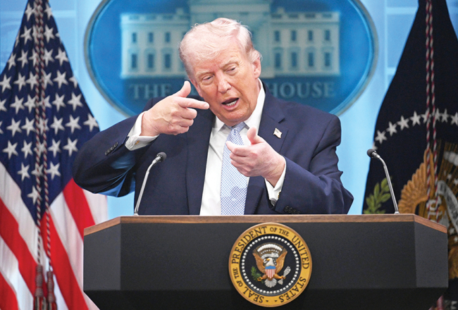 ASV prezidents Donalds Tramps preses brīfingā Baltajā namā 6. aprīlī.