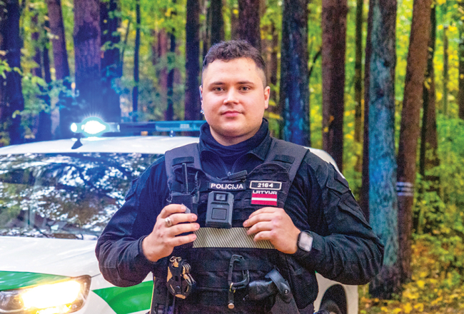 Kopš par Kristiāna Sutras paveikto zināms publiski, brīžiem policistam šķiet, ka viņam pievērsta pārāk liela uzmanība. «Esmu vairākkārt jautājis Leonīda sievai, vai viņiem tas nešķiet par daudz. Nē, viņi tieši grib akcentēt manu darbu, lai tas būtu labs piemērs citiem,» viņš atklāj. Foto no Rīgas valstspilsētas pašvaldības policijas arhīva