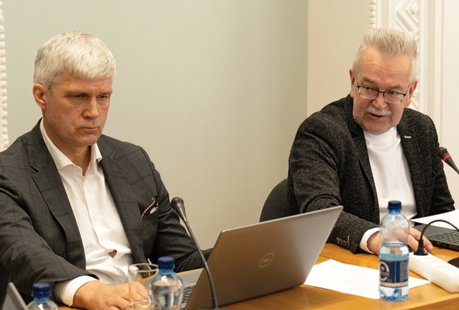 Aleksandrs Bartaševičs un Jānis Tutins 10. aprīļa Rēzeknes domes sēdē.