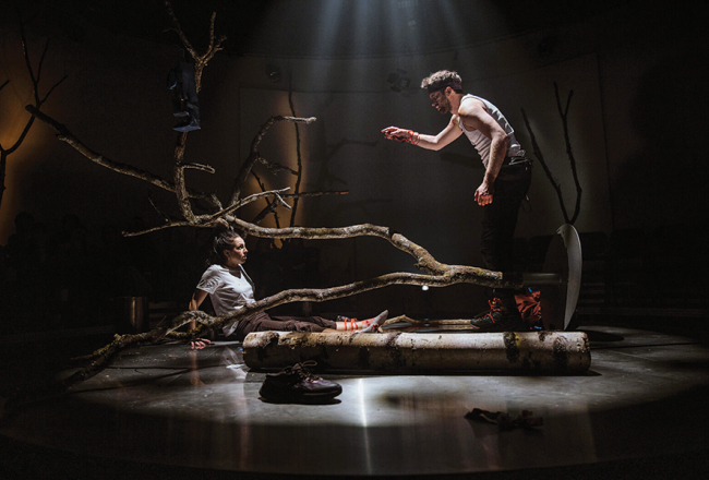 Kortnija (Anna Nele Āboliņa) un Ārons (Aksels Aizkalns).