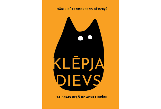 Māris Gūtenmorgens Bērziņš grāmatas “Klēpja Dievs” vāks ar melnu stilizētu kaķa siluetu un baltiem burtiem oranžā fonā.