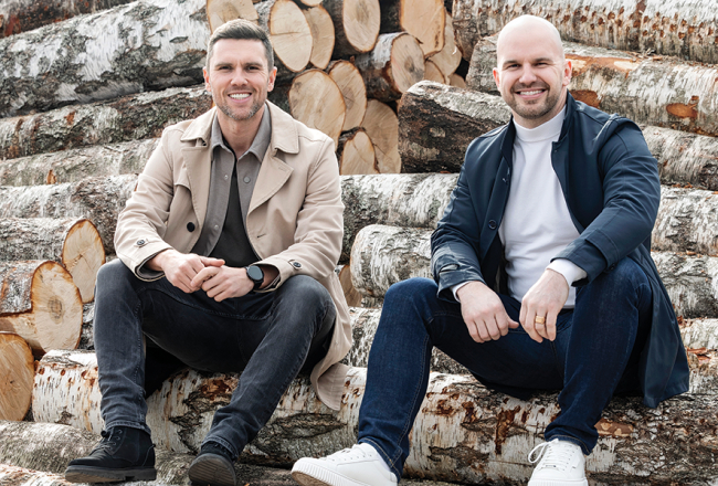Kristaps Jēkabsons (no kreisās) un Kristaps Grietiņš, SIA ZLM Mežizstrāde līdzīpašnieki.