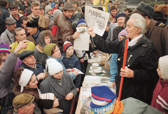 1991. gada 24. augustā Ukrainas Augstākā Padome pieņēma Neatkarības deklarāciju. 1. decembra refendumā to apstiprināja 92,3% vēlētāju no 84,2% balsstiesīgo. Dienu iepriekš Kijivas centrālajā laukumā vēl turpinājās informatīvā kampaņa. 
Foto — AP/Scanpix