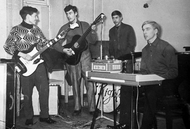 Grupa Frigika 60. gadu beigās. Daļa no viņiem 70. gadu sākumā emigrēja, kad ebrejiem rādās iespēja pamest PSRS.