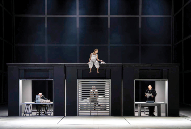 Scenogrāfs Reinis Dzudzilo Pirmavota pasauli redz kā koordinātu sistēmu, kurā ik ķermenis pūlas atrast savu vietu, kamēr atšķirīgās darbības vides iezīmējošās kastītes rāda, cik daudzi spēlētāji rausta pavedienus katrs savā virzienā.