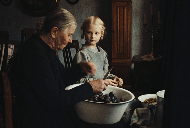 Filma Lūkojoties saulē aptver četras paaudzes. Publicitātes foto