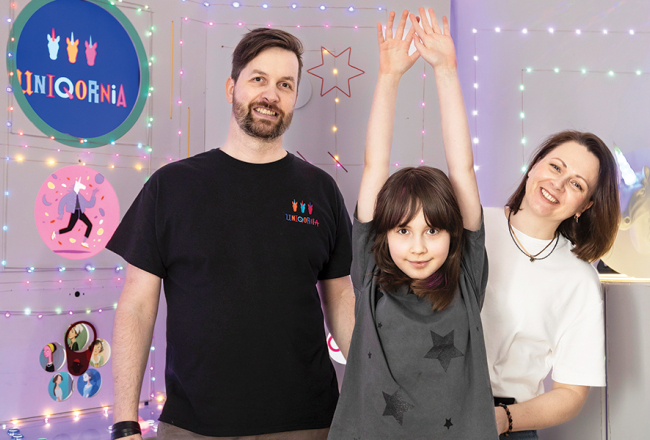 Dāvids Mitrēvics ar sievu Līgu un meitu Šarloti.