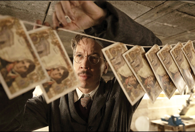 Filmas galvenajam varonim ir reāls prototips — poļu inženieris Bojarskis, kurš Francijā nonāca pēc Otrā pasaules kara. Galvenajā lomā aktieris Reda Katebs. Publicitātes foto