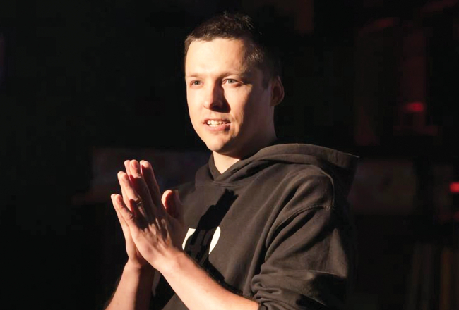 Daudziem improvizatoriem ir bail no klusuma auditorijā, saka Mareks Ruskuls jeb Improbomzis. «Stāsts ir jāuzbūvē. Kāp kalnā, un tā galā ir emocija — visbiežāk smiekli.» Taču atmodināt skatītājos citas emocijas esot augstāka likme, uz ko tiekties, viņš atklāj.