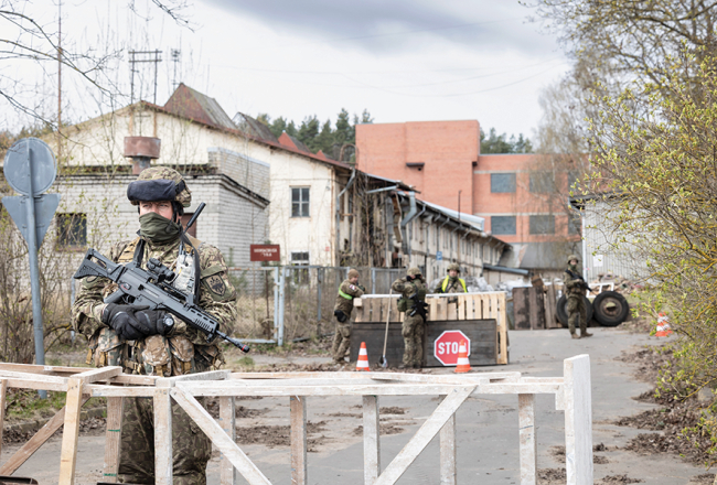 Zemessargu mācības Rīgas kuģu būvētavas teritorijā, trenējoties aizsargāt kritisko infrastruktūru pret iespējamu uzbrukumu.