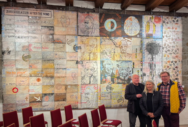 Imants Tillers kopā ar sievu Dženiferu Sletjeri un vienu no izstādes kuratoriem Hubertu Savacki. Foto — Bleiks Tomsons