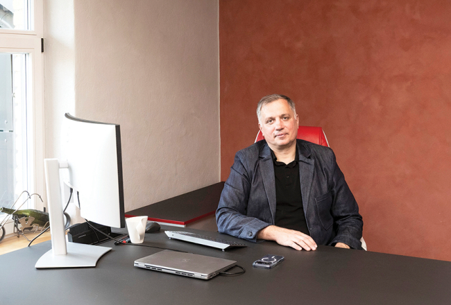 «Ja mēs šodien pārtrauktu darbu, šajā valstī daudz kas apstātos,» Aigars Ceruss aprīļa beigās norādīja intervijā raidījumam De facto. Kad Ir tagad lūdz to precizēt, viņš atbild, ka nevēlas iedziļināties infrastruktūras jautājumos.