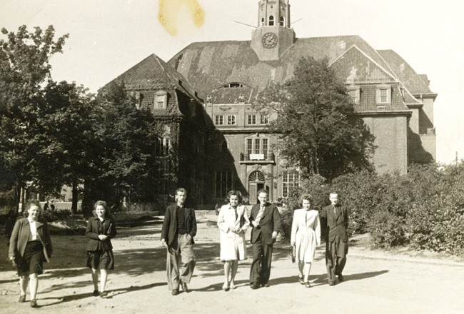 Baltijas Universitātes studenti sākot mācības Hamburgas vēstures muzeja ēkā 1946. gada pavasarī