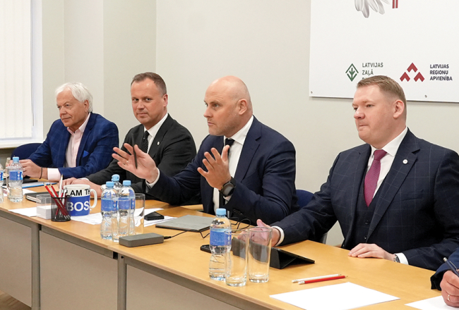 Premjera amatam nominētais Saeimas deputāts Andris Kulbergs (centrā) Apvienotā saraksta sarunās ar Jaunās Vienotības pārstāvjiem 19. maijā.