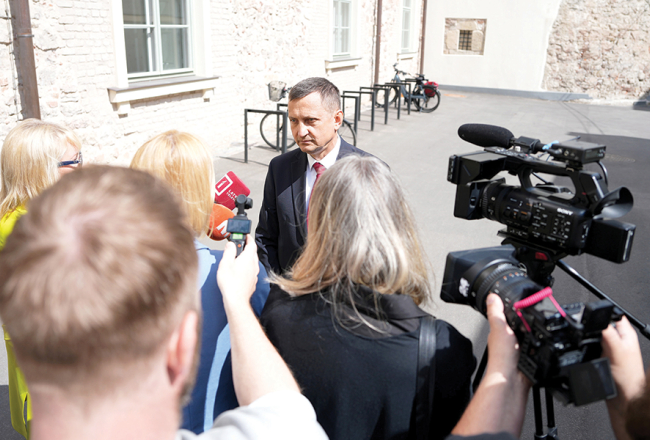 Uzzinot, ka no Armanda Krauzes (attēlā) vadītās Zemkopības ministrijas kokrūpnieki panākuši to, ko bija cerējuši arī agrāk, iepriekšējam ministram Didzim Šmitam «atkārās žoklis».