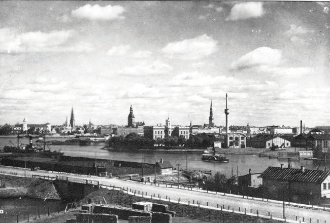 Skats uz Langes un dēla kuģu būves uzņēmumu pie Āgenskalna līča ap 1900. gadu
