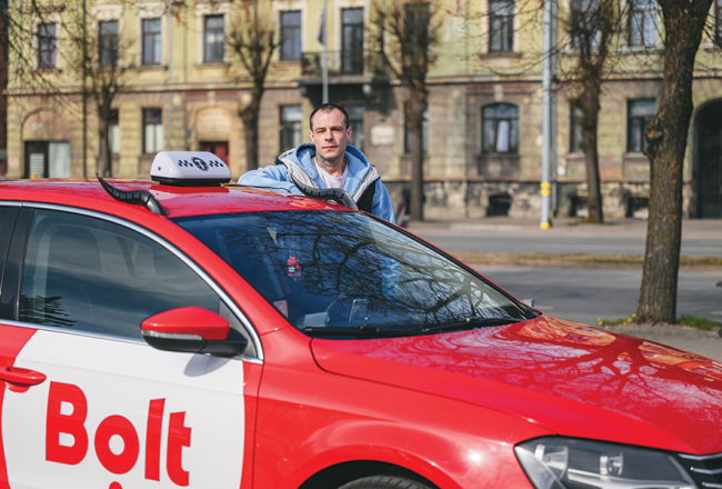 «Ja neviens nerunās, nekas nemainīsies,» saka liepājnieks Edgars Kudums. Viņam pieder taksometru firma ar savu tālruņa līniju un sešiem darbiniekiem. Tomēr paralēli turpina vadāt Bolt klientus, jo citādi būtu maz darba.