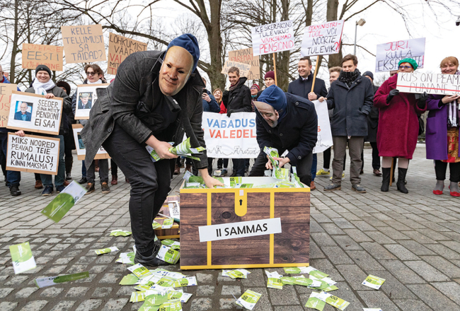 2020. gada 29. janvāris. Protests pie Igaunijas parlamenta pret brīvprātīguma principu pensiju 2. līmenī. Tomēr parlaments ar 56 pret 45 balsīm šo iniciatīvu apstiprināja.