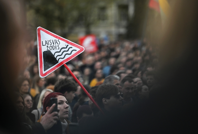 Iedzīvotāju protests Viļņas centrālajā laukumā šā gada aprīlī. Viens no populārākajiem lozungiem bija brīdinājuma ceļazīme Krastmala ar ūdenī krītošu vārda brīvību.