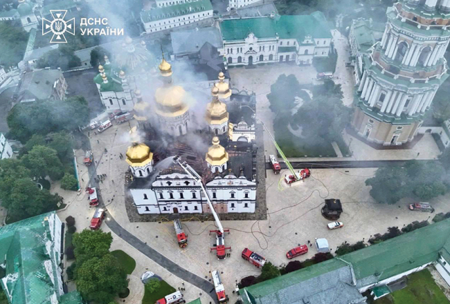 Līdz šim vislielākais mērķtiecīgais uzbrukums kristiešu kultūrai — tā Ukrainas prezidents Volodimirs Zelenskis nosauca naktī uz pirmdienu notikušo divu Krievijas dronu ietriekšanos Kijivas Pečeru klosterī. Tas izraisīja ugunsgrēku galvenajā katedrālē. Pečeru klosteris, kas tika dibināts 1051. gadā, iekļauts UNESCO Pasaules mantojuma sarakstā. Šajā pašā gaisa uzbrukumā Kijivā nogalināti vismaz seši civiliedzīvotāji, bet Harkivā — pieci glābēji.