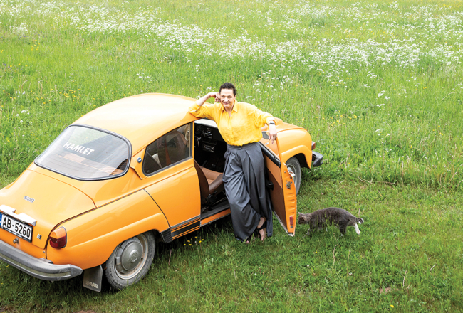 Anna un leģendārais retro auto Hamlets.