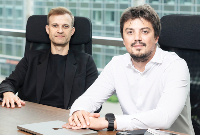 Tehnoloģiski Handwave produkts ir sarežģīts, taču Oskars Lakšēvics (no kreisās) un Jānis Stirna par to cenšas runāt pēc iespējas vienkāršāk — lai patērētāji nenobītos izmantot.