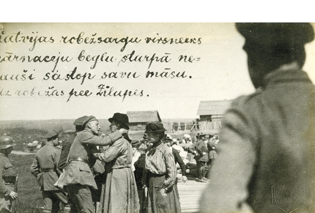 Latviešu bēgļus sagaida Zilupes robežpunktā. 1920. gads. Uz fotogrāfijas rakstīts: Latviešu robežsargu virsnieks pārnācēju bēgļu starpā nejauši sastop savu māsu. Fotogrāfs nezināms. Latvijas Kara muzeja krājums