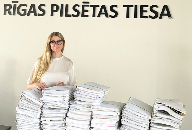 Rīgas pilsētas tiesas priekšsēdētāja Anda Briede pie Krājbankas krimināllietas 103 sējumiem. Lieta no Rīgas apgabaltiesas atgriezta izskatīšanai pirmās instances tiesā. Foto – Baiba Litvina