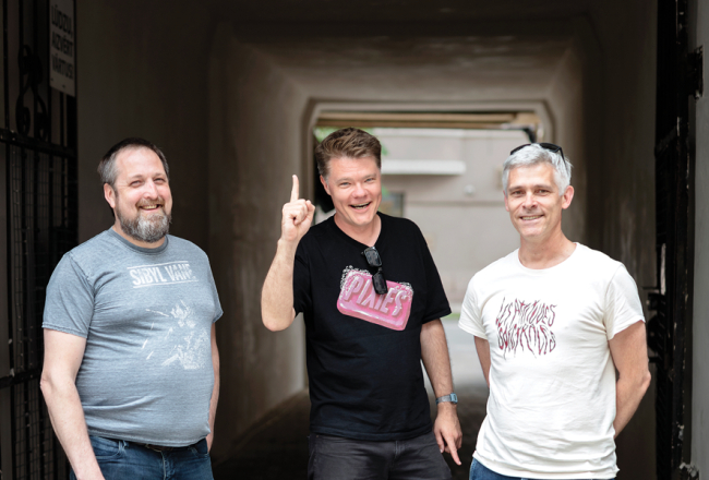 Dārza svētku LaDiDaDi rīkotāji un trīs draugi. No kreisās: Uldis Pabērzis, Toms Grēviņš un Bruno Roze. Foto – Reinis Hofmanis