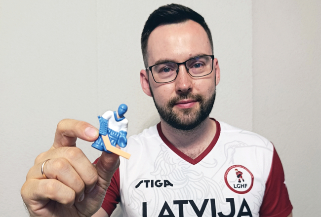 «Galda hokejā svarīga veiklība un kustību koordinācija, bet jo īpaši mentālā noturība. Labākie sportisti tehniski visi ir spējīgi izdarīt nepieciešamo, jautājums ir, vai tas izdosies izšķirīgajā brīdī,» stāsta Edgars. Foto no personīgā arhīva